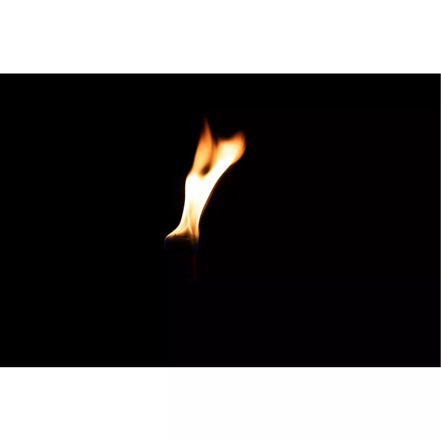 Bild der Feuerwerkeffekts der Barock Fackel. Eine Weiß/Gelb/Orange Flamme.